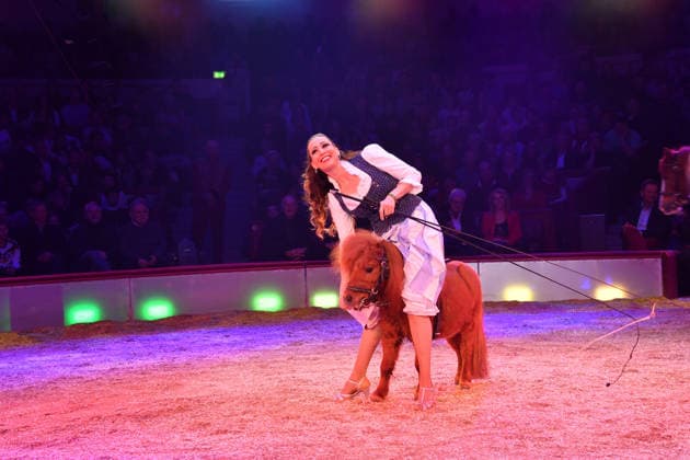 Jana Mandana Lacey-Krone Show Premiere Winterspielzeit 2025 Circus Krone Ich. Du, Wir. Krone Manege Kronebau München 25. Dezember 2025