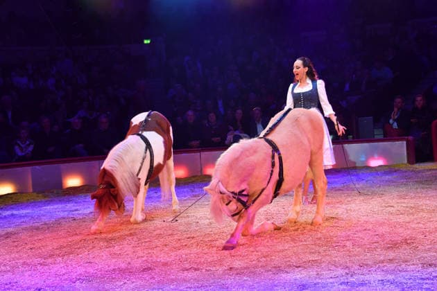 Jana Mandana Lacey-Krone Show Premiere Winterspielzeit 2025 Circus Krone Ich. Du, Wir. Krone Manege Kronebau München 25. Dezember 2025