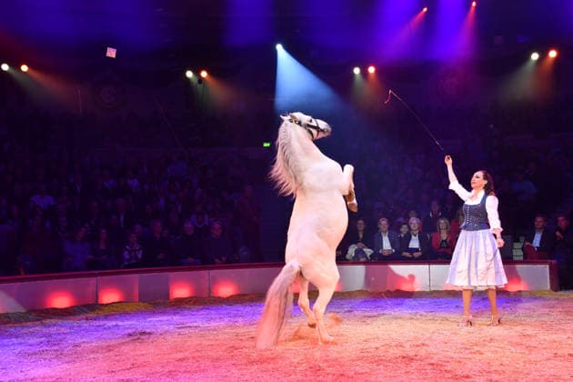 Jana Mandana Lacey-Krone Show Premiere Winterspielzeit 2025 Circus Krone Ich. Du, Wir. Krone Manege Kronebau München 25. Dezember 2025
