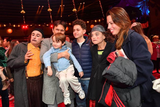 Simon Verhoeven mit Familie und Clown Premiere Winterspielzeit 2025 Circus Krone Ich. Du, Wir. Krone Manege Kronebau München 25. Dezember 2025