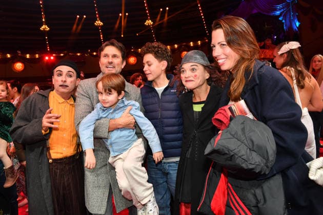 Simon Verhoeven mit Familie und Clown Premiere Winterspielzeit 2025 Circus Krone Ich. Du, Wir. Krone Manege Kronebau München 25. Dezember 2025