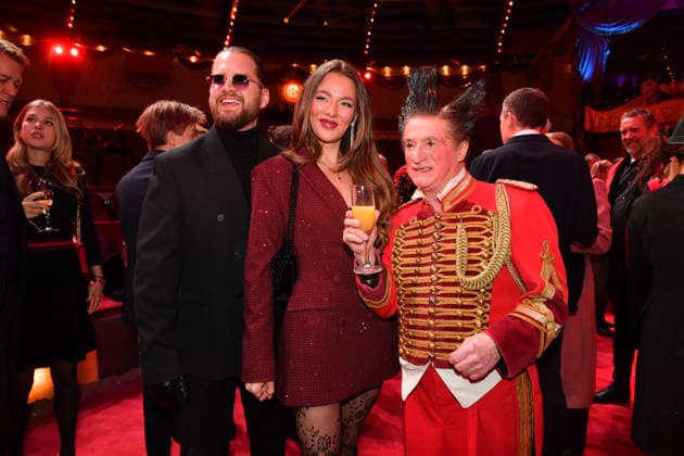 Joelina Drews mit Freund Adrian Louis Premiere Winterspielzeit 2025 Circus Krone Ich. Du, Wir. Krone Manege Kronebau München 25. Dezember 2025
