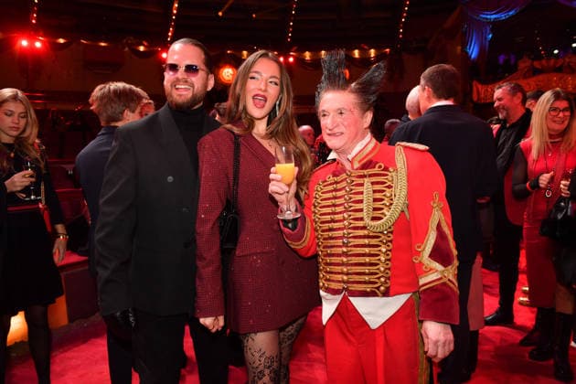 Joelina Drews mit Freund Adrian Louis Premiere Winterspielzeit 2025 Circus Krone Ich. Du, Wir. Krone Manege Kronebau München 25. Dezember 2025