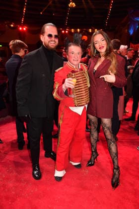 Joelina Drews mit Freund Adrian Louis Premiere Winterspielzeit 2025 Circus Krone Ich. Du, Wir. Krone Manege Kronebau München 25. Dezember 2025