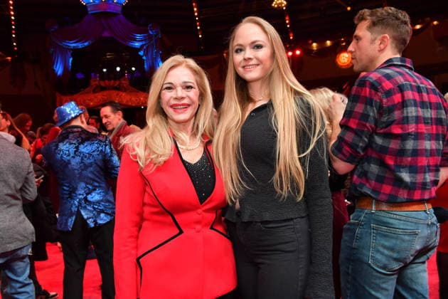 Julia Kent mit Tochter Premiere Winterspielzeit 2025 Circus Krone Ich. Du, Wir. Krone Manege Kronebau München 25. Dezember 2025