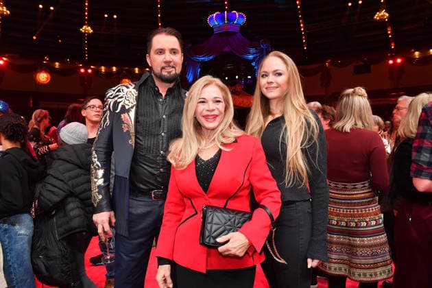Martin Lacey jr. Und Julia Kent mit Tochter Premiere Winterspielzeit 2025 Circus Krone Ich. Du, Wir. Krone Manege Kronebau München 25. Dezember 2025