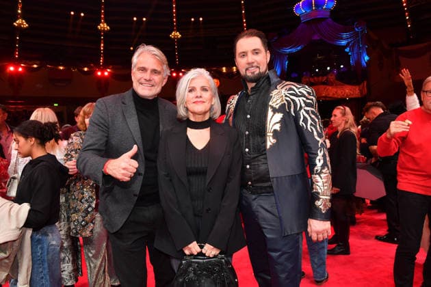 Birgit Schrowange mit Ehemann Frank Sporthelfer und Martin Lacey jr. Premiere Winterspielzeit 2025 Circus Krone Ich. Du, Wir. Krone Manege Kronebau München 25. Dezember 2025