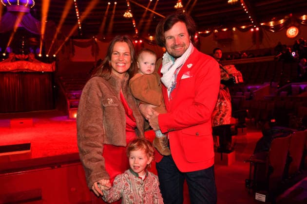 Michael von Kassel mit Ehefrau Kitty und den Kindern Premiere Winterspielzeit 2025 Circus Krone Ich. Du, Wir. Krone Manege Kronebau München 25. Dezember 2025
