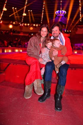 Michael von Kassel mit Ehefrau Kitty und den Kindern Premiere Winterspielzeit 2025 Circus Krone Ich. Du, Wir. Krone Manege Kronebau München 25. Dezember 2025