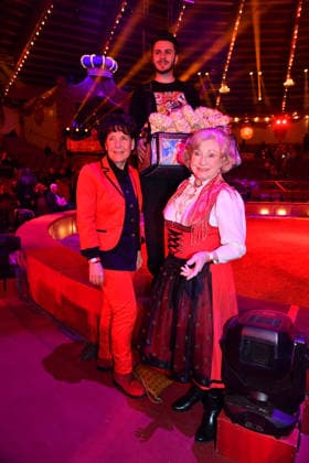 Gerda Steiner und Margot Hellwig Premiere Winterspielzeit 2025 Circus Krone Ich. Du, Wir. Krone Manege Kronebau München 25. Dezember 2025