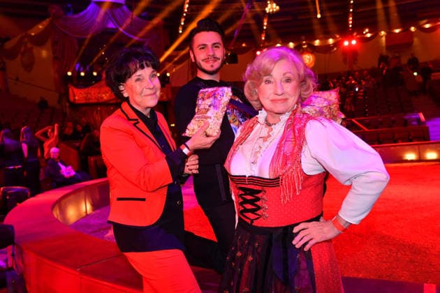 Gerda Steiner und Margot Hellwig Premiere Winterspielzeit 2025 Circus Krone Ich. Du, Wir. Krone Manege Kronebau München 25. Dezember 2025