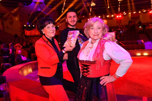 Gerda Steiner und Margot Hellwig Premiere Winterspielzeit 2025 Circus Krone Ich. Du, Wir. Krone Manege Kronebau München 25. Dezember 2025