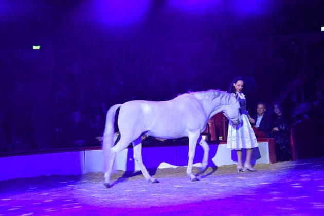 Jana Mandana Lacey-Krone Show Premiere Winterspielzeit 2025 Circus Krone Ich. Du, Wir. Krone Manege Kronebau München 25. Dezember 2025