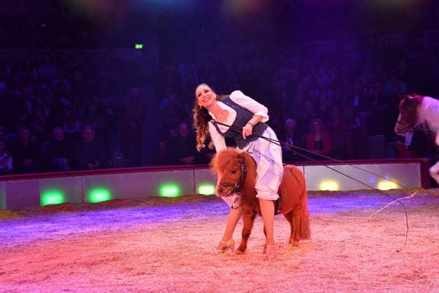 Jana Mandana Lacey-Krone Show Premiere Winterspielzeit 2025 Circus Krone Ich. Du, Wir. Krone Manege Kronebau München 25. Dezember 2025