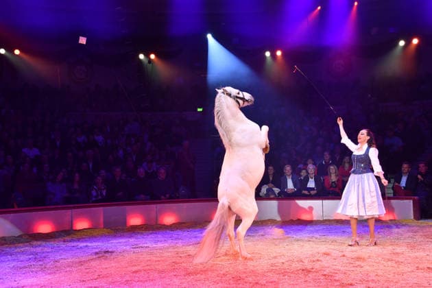Jana Mandana Lacey-Krone Show Premiere Winterspielzeit 2025 Circus Krone Ich. Du, Wir. Krone Manege Kronebau München 25. Dezember 2025