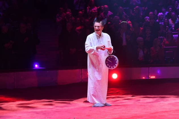 Show Premiere Winterspielzeit 2025 Circus Krone Ich. Du, Wir. Krone Manege Kronebau München 25. Dezember 2025