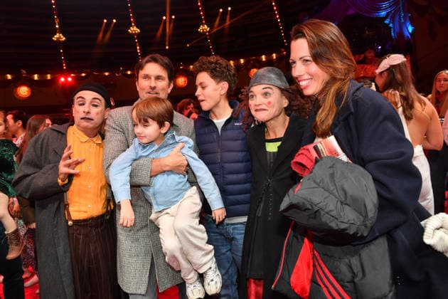 Simon Verhoeven mit Familie und Clown Premiere Winterspielzeit 2025 Circus Krone Ich. Du, Wir. Krone Manege Kronebau München 25. Dezember 2025