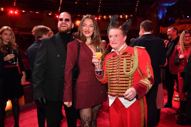 Joelina Drews mit Freund Adrian Louis Premiere Winterspielzeit 2025 Circus Krone Ich. Du, Wir. Krone Manege Kronebau München 25. Dezember 2025
