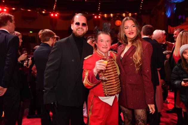 Joelina Drews mit Freund Adrian Louis Premiere Winterspielzeit 2025 Circus Krone Ich. Du, Wir. Krone Manege Kronebau München 25. Dezember 2025