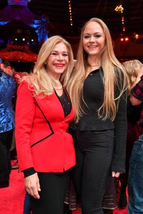 Julia Kent mit Tochter Premiere Winterspielzeit 2025 Circus Krone Ich. Du, Wir. Krone Manege Kronebau München 25. Dezember 2025
