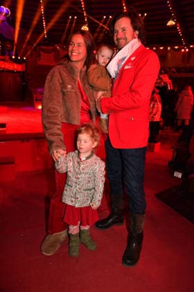 Michael von Kassel mit Ehefrau Kitty und den Kindern Premiere Winterspielzeit 2025 Circus Krone Ich. Du, Wir. Krone Manege Kronebau München 25. Dezember 2025