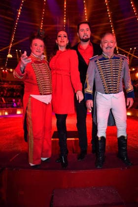 Martin Lacey und Jana Mandana Lacey-Krone mit Clowns Premiere Winterspielzeit 2025 Circus Krone Ich. Du, Wir. Krone Manege Kronebau München 25. Dezember 2025