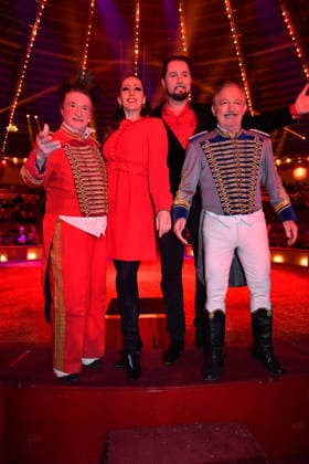 Martin Lacey und Jana Mandana Lacey-Krone mit Clowns Premiere Winterspielzeit 2025 Circus Krone Ich. Du, Wir. Krone Manege Kronebau München 25. Dezember 2025