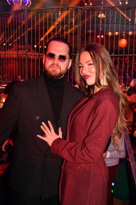 Joelina Drews mit Freund Adrian Louis Premiere Winterspielzeit 2025 Circus Krone Ich. Du, Wir. Krone Manege Kronebau München 25. Dezember 2025