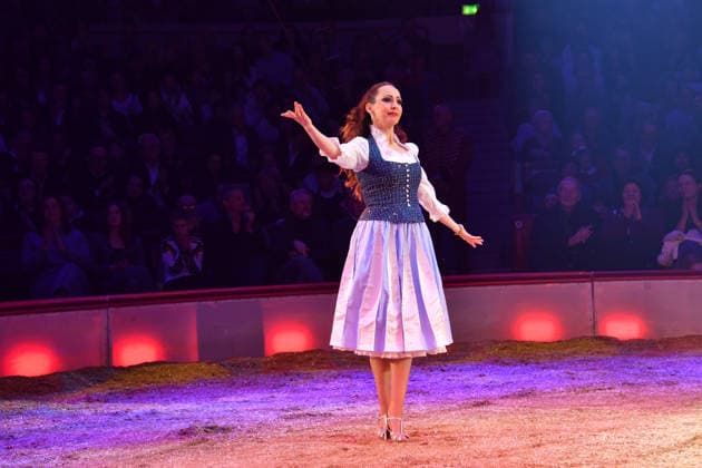 Jana Mandana Lacey-Krone Show Premiere Winterspielzeit 2025 Circus Krone Ich. Du, Wir. Krone Manege Kronebau München 25. Dezember 2025