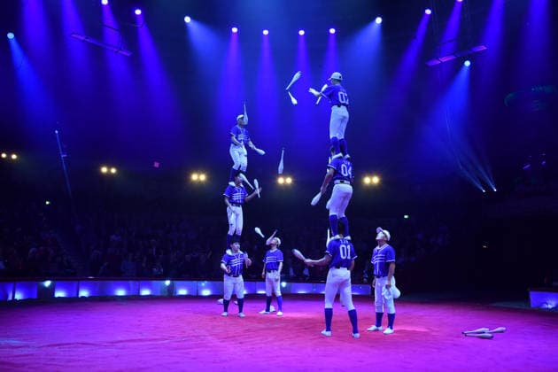 Show Premiere Winterspielzeit 2025 Circus Krone Ich. Du, Wir. Krone Manege Kronebau München 25. Dezember 2025