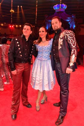 Alexis Lacey, Jana Mandana Lacey-Krone und Martin Lacey jr. Premiere Winterspielzeit 2025 Circus Krone Ich. Du, Wir. Krone Manege Kronebau München 25. Dezember 2025