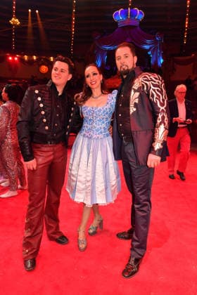 Alexis Lacey, Jana Mandana Lacey-Krone und Martin Lacey jr. Premiere Winterspielzeit 2025 Circus Krone Ich. Du, Wir. Krone Manege Kronebau München 25. Dezember 2025