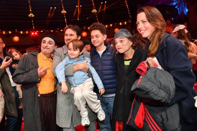 Simon Verhoeven mit Familie und Clown Premiere Winterspielzeit 2025 Circus Krone Ich. Du, Wir. Krone Manege Kronebau München 25. Dezember 2025