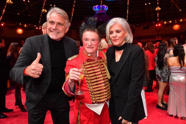 Birgit Schrowange mit Ehemann Frank Sporthelfer Premiere Winterspielzeit 2025 Circus Krone Ich. Du, Wir. Krone Manege Kronebau München 25. Dezember 2025