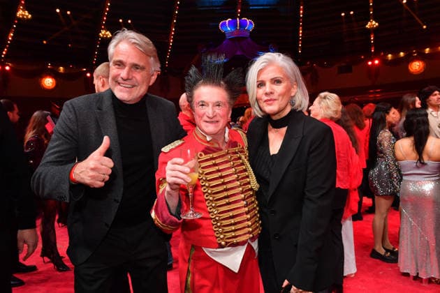 Birgit Schrowange mit Ehemann Frank Sporthelfer Premiere Winterspielzeit 2025 Circus Krone Ich. Du, Wir. Krone Manege Kronebau München 25. Dezember 2025