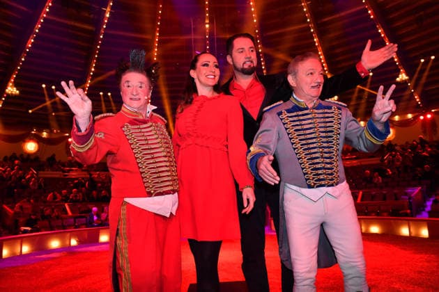 Martin Lacey und Jana Mandana Lacey-Krone mit Clowns Premiere Winterspielzeit 2025 Circus Krone Ich. Du, Wir. Krone Manege Kronebau München 25. Dezember 2025