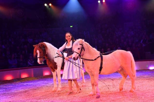 Jana Mandana Lacey-Krone Show Premiere Winterspielzeit 2025 Circus Krone Ich. Du, Wir. Krone Manege Kronebau München 25. Dezember 2025