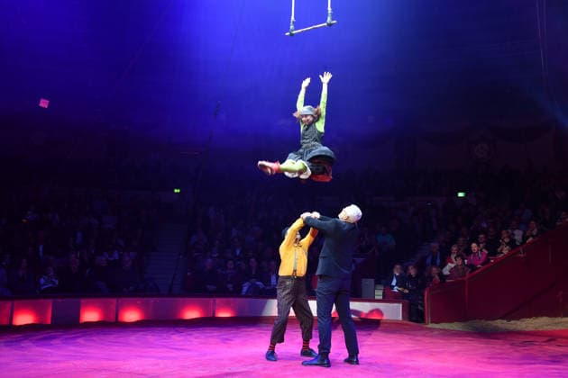Show Premiere Winterspielzeit 2025 Circus Krone Ich. Du, Wir. Krone Manege Kronebau München 25. Dezember 2025