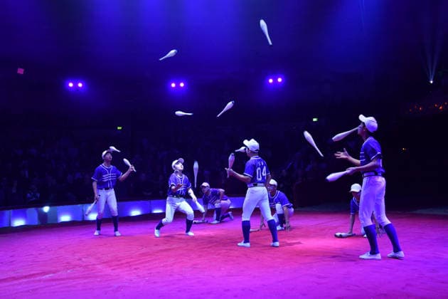 Show Premiere Winterspielzeit 2025 Circus Krone Ich. Du, Wir. Krone Manege Kronebau München 25. Dezember 2025