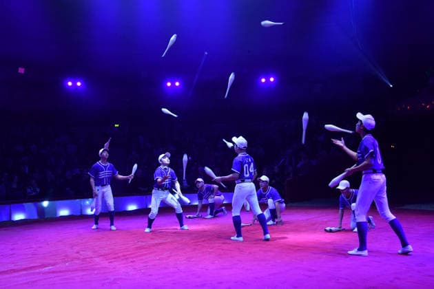 Show Premiere Winterspielzeit 2025 Circus Krone Ich. Du, Wir. Krone Manege Kronebau München 25. Dezember 2025