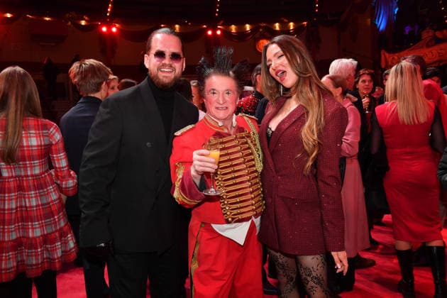 Joelina Drews mit Freund Adrian Louis Premiere Winterspielzeit 2025 Circus Krone Ich. Du, Wir. Krone Manege Kronebau München 25. Dezember 2025