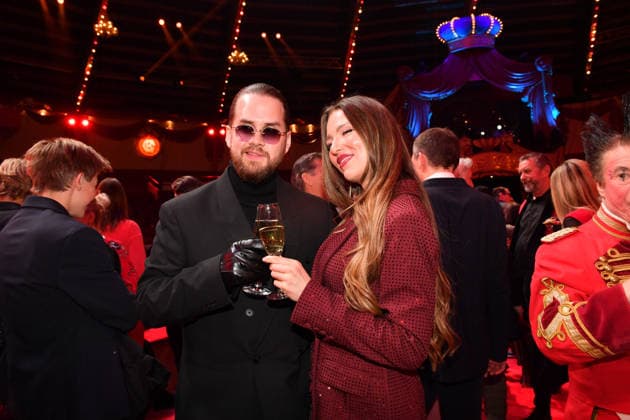 Joelina Drews mit Freund Adrian Louis Premiere Winterspielzeit 2025 Circus Krone Ich. Du, Wir. Krone Manege Kronebau München 25. Dezember 2025
