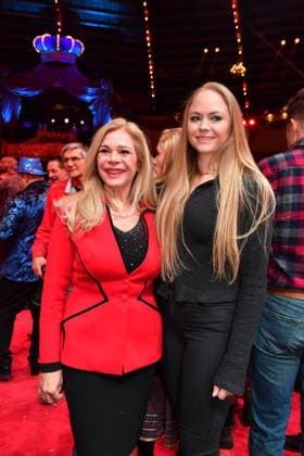 Julia Kent mit Tochter Premiere Winterspielzeit 2025 Circus Krone Ich. Du, Wir. Krone Manege Kronebau München 25. Dezember 2025