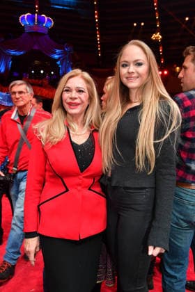 Julia Kent mit Tochter Premiere Winterspielzeit 2025 Circus Krone Ich. Du, Wir. Krone Manege Kronebau München 25. Dezember 2025