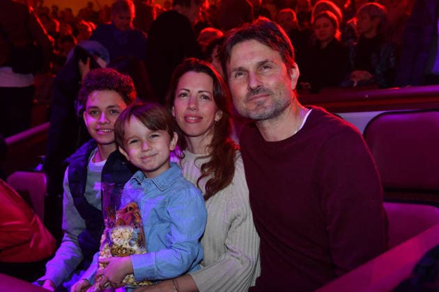 Simon Verhoeven mit Familie Premiere Winterspielzeit 2025 Circus Krone Ich. Du, Wir. Krone Manege Kronebau München 25. Dezember 2025