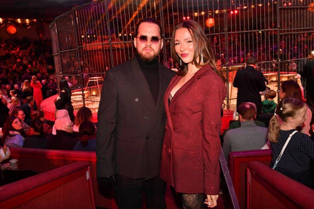 Joelina Drews mit Freund Adrian Louis Premiere Winterspielzeit 2025 Circus Krone Ich. Du, Wir. Krone Manege Kronebau München 25. Dezember 2025