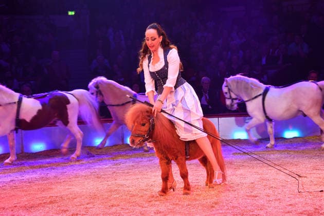 Jana Mandana Lacey-Krone Show Premiere Winterspielzeit 2025 Circus Krone Ich. Du, Wir. Krone Manege Kronebau München 25. Dezember 2025
