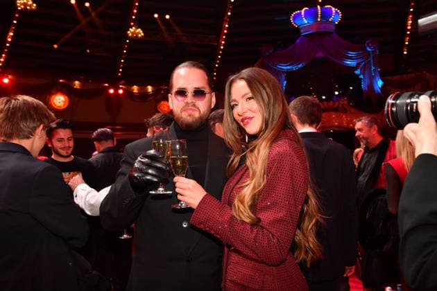Joelina Drews mit Freund Adrian Louis Premiere Winterspielzeit 2025 Circus Krone Ich. Du, Wir. Krone Manege Kronebau München 25. Dezember 2025