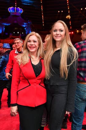 Julia Kent mit Tochter Premiere Winterspielzeit 2025 Circus Krone Ich. Du, Wir. Krone Manege Kronebau München 25. Dezember 2025