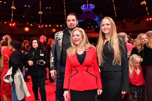 Martin Lacey jr. Und Julia Kent mit Tochter Premiere Winterspielzeit 2025 Circus Krone Ich. Du, Wir. Krone Manege Kronebau München 25. Dezember 2025